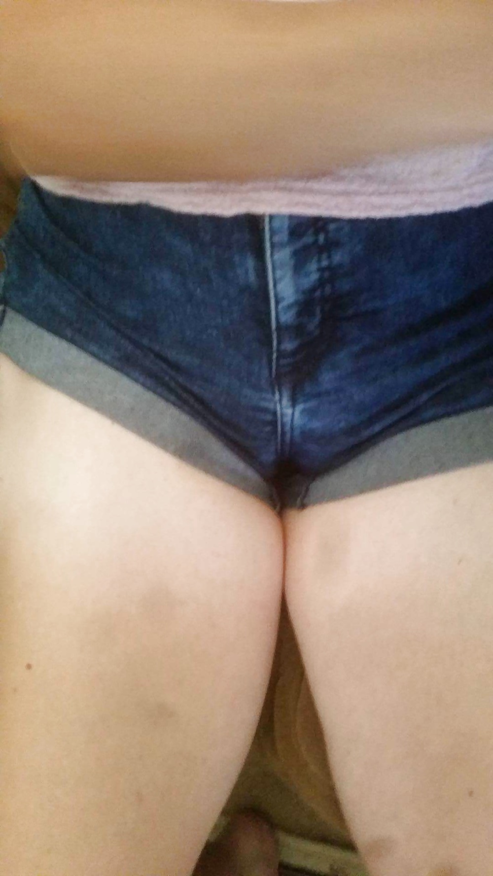Wife in tight shorts with cameltoe (3/11)