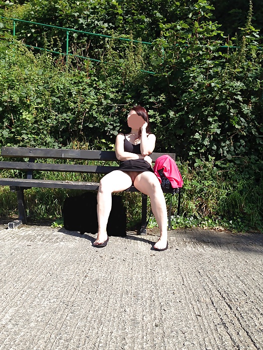 UK_London_wife_flashing_in_public_for_comments (1/6)