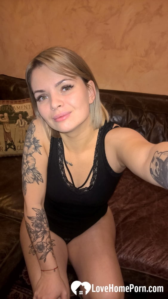 Cute tattooed beauty flashes her amazing tits (14/17)