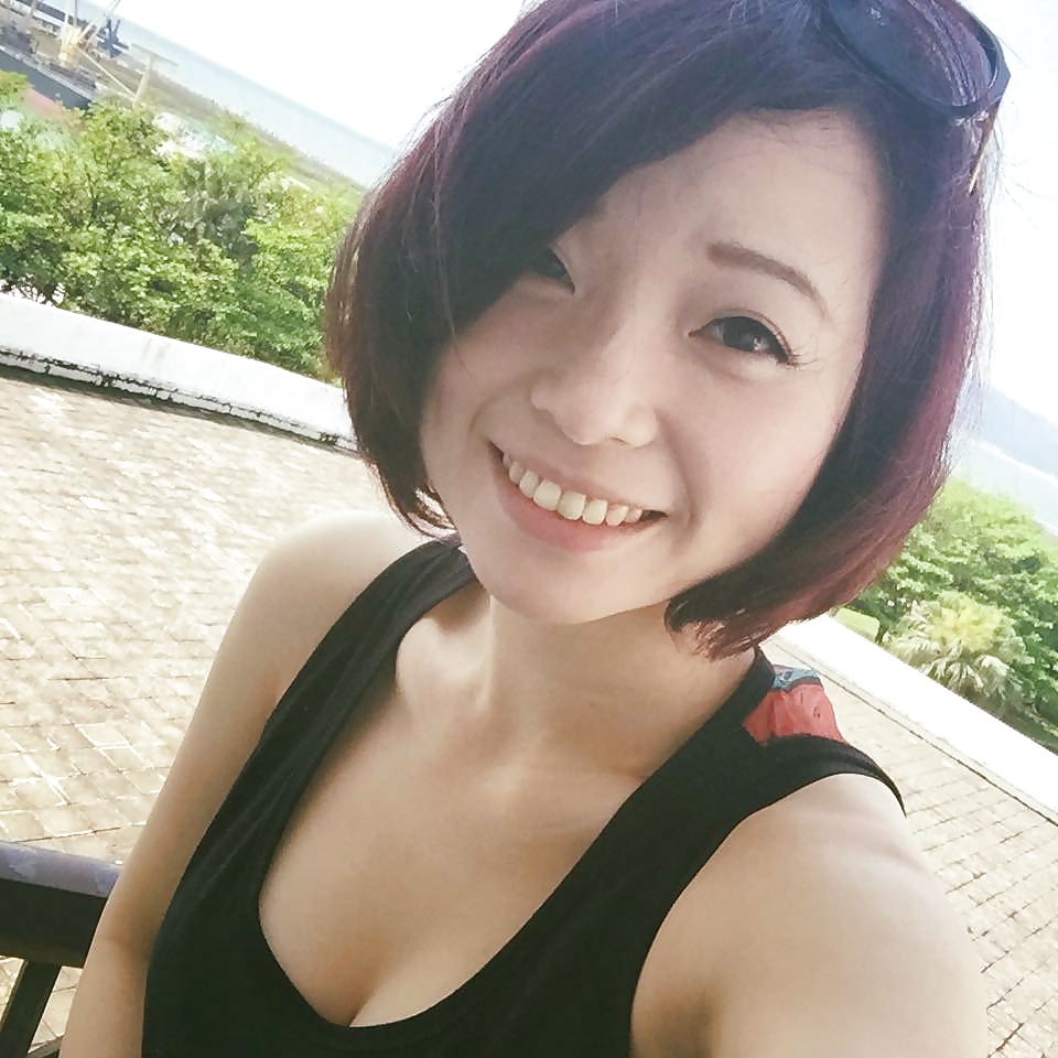 Amature_Asian_revealing_cleavage (1/7)