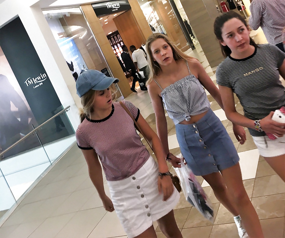 Four amazingly sexy mall teens! (1/10)
