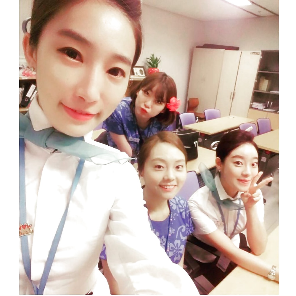 Korean air hostess takes self pics (11/36)