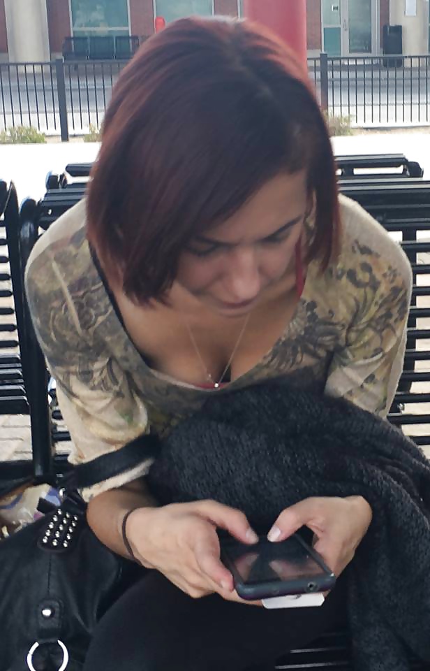 Candid_Cleavage_Boobage_of_Young_Woman (4/4)
