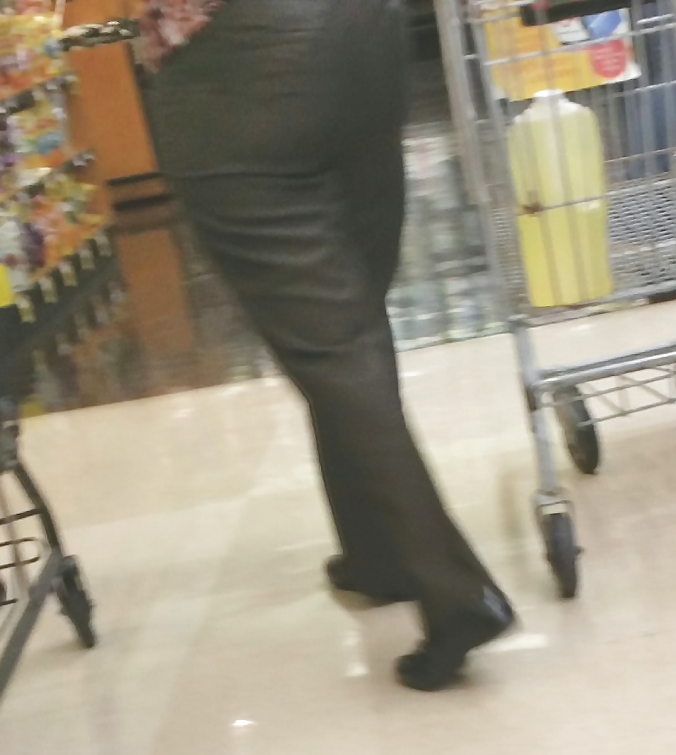 Candid Big Booty Ebony in Grocery Store 2 (1/8)