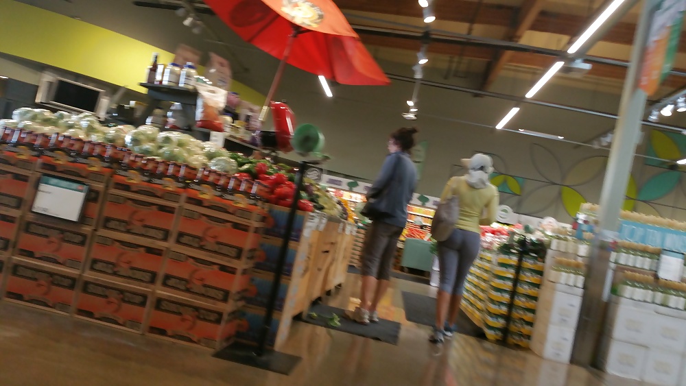 Candid Big Booty Ebony in Grocery Store 3 (13/20)