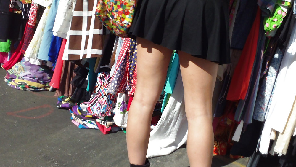Hot_teen_girl_in_short_black_skirt_with_nice_legs (19/30)
