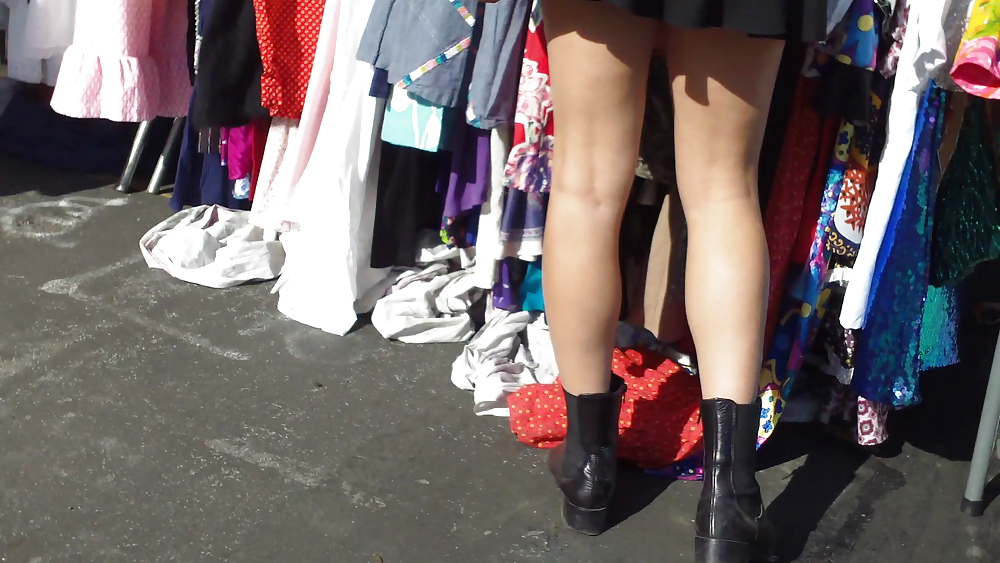 Hot_teen_girl_in_short_black_skirt_with_nice_legs (17/30)