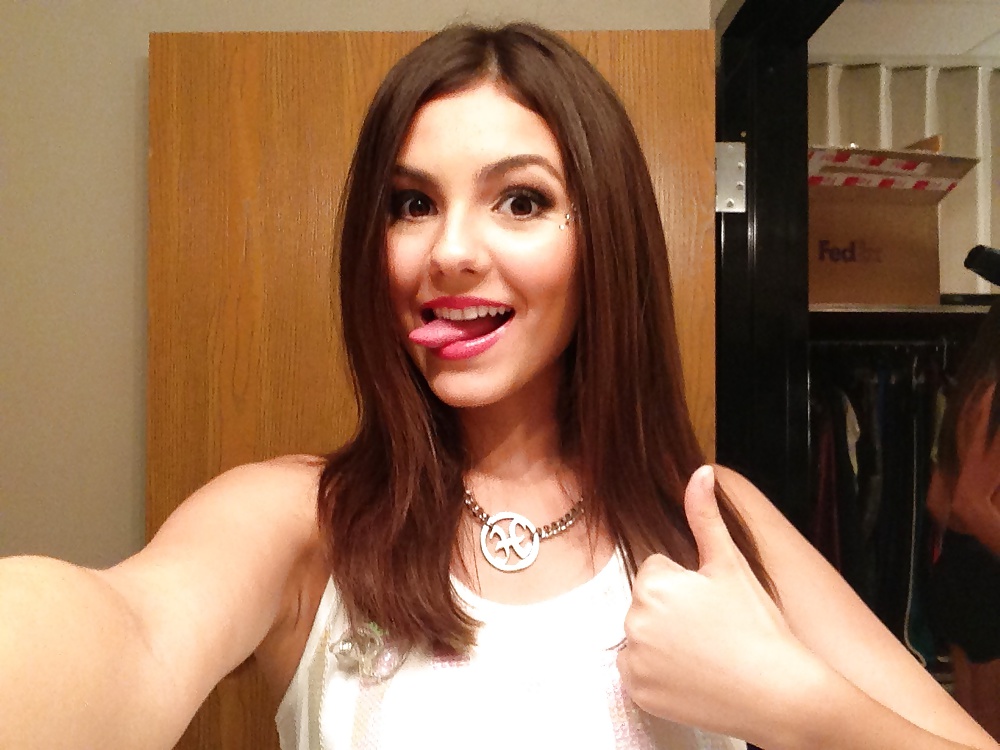 Victoria_Justice_with_Leaked_Photos (16/34)
