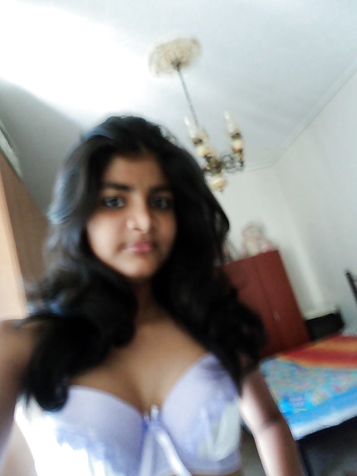 Bangladeshi_petite_girl_taking_naked_selfie (6/8)