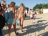 Naked_babes_showing_tits_and_pussy_on_the_beach_ (22/41)