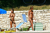 Naked_babes_showing_tits_and_pussy_on_the_beach_ (5/41)