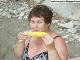 Russian_granny_on_the_beach (16/27)