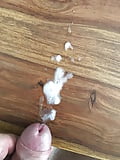 Sperma auf dem Tisch gespritzt und daran geleckt (5)