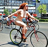 Lone_nude_girl_rides_bike_in_city (6/8)