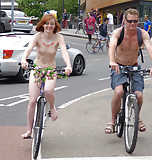 Lone_nude_girl_rides_bike_in_city (2/8)