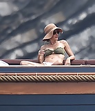 Gillian_Anderson_Bikini_in_Italy_6-16-17_Pt _2 (18/48)