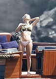 Gillian_Anderson_Bikini_in_Italy_6-16-17_Pt _2 (5/48)