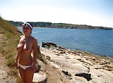 moglie_vacanza_ busty_topless_beach  (13/17)