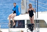 Kate_Hudson _Goldie_Hawn_and_Amy_Schumer_in_Hawaii_5-29-16 (15/37)
