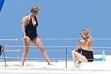Kate_Hudson _Goldie_Hawn_and_Amy_Schumer_in_Hawaii_5-29-16 (14/37)