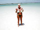 aunt_ busty_mature_on_beach  (5/6)