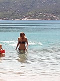 Greek_mom_at_the_beach (14/15)