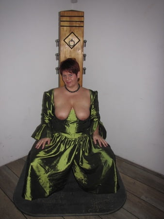 I pose in the green_ Cupless Dress (6/34)
