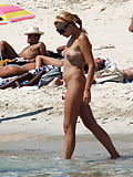 More_girls_only_one_nude_at_beach (6/15)