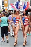 Topless_bodypainted_on_Times_Square (18/53)
