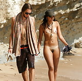 Nude_girl_comes_with_boyfriend_to_public_beach (2/5)