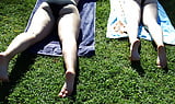 Candid_summer_feet_-_Soles_in_the_park (13/14)