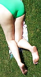 Candid_summer_feet_-_Soles_in_the_park (7/14)
