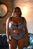 Fat_British_model_Sara_Willis_goes_topless_and_exposes_her_giant_breasts (1/21)