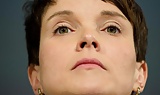 Love_jerking_off_to_conservative_Frauke_Petry (6/34)