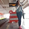 sabrosa chica esperando Metro (7)