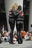 Women_in_hot_leather_pants (3/13)