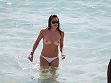 some_topless_girls_on_the_beach (17/20)