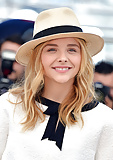 Chloe_Moretz_Stunning_in_White_at_Cannes_Photocall (7/30)