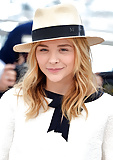Chloe_Moretz_Stunning_in_White_at_Cannes_Photocall (3/30)