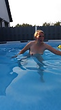 Meine Frau im Pool Titten Fotze  (18)