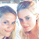 Reese_Witherspoon_and_Ava (2/11)
