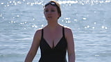 Brunette_MILF_in_swimsuit _showing_her_sexy_cleavage (2/5)
