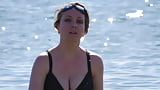 Brunette_MILF_in_swimsuit _showing_her_sexy_cleavage (3/5)