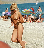 Two_attractive_girls_nude_at_public_beach (3/8)