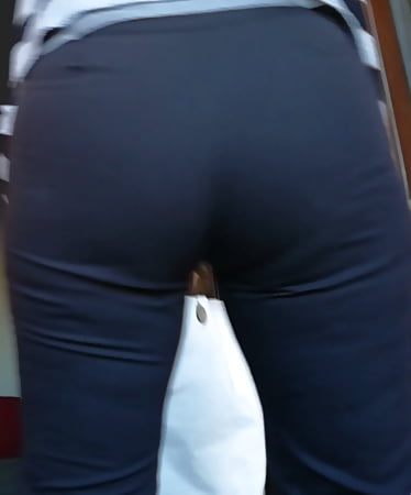 Candid ass young lady (2/5)