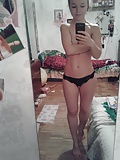 pretty_girl_taking_pictures_in_the_room_-_amateur (9/24)
