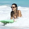 Alessandra_Ambrosio_in_Bikini_Surfing_in_Bahamas (5/10)