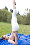 Alexis_Crystal_-_Naked_yoga (23/26)
