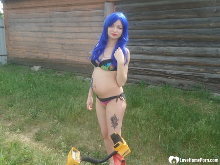 Blue-haired_beauty_showing_her_bust_while_gardening (7/50)