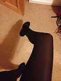 pics_of_scottish_female_legs feet_in_tights stockings_3 (4/33)